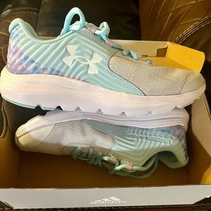 Under Armor outhustle Girls size 5
